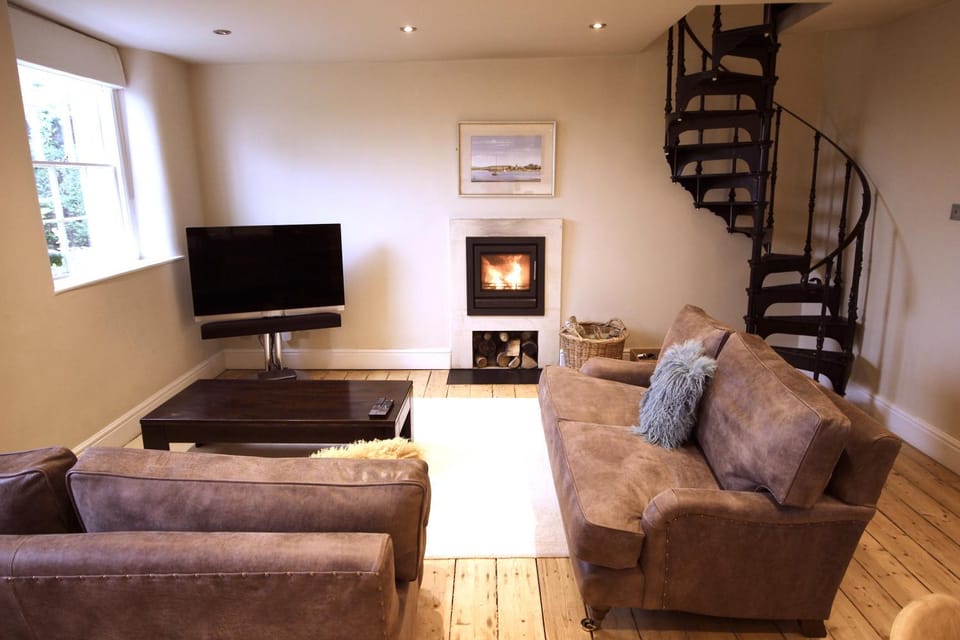 TV and multimedia, Kitchen or kitchenette, Living room, Seating area, Dining area