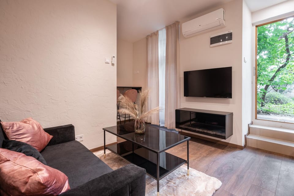 TV and multimedia, Living room, Seating area, air conditioner