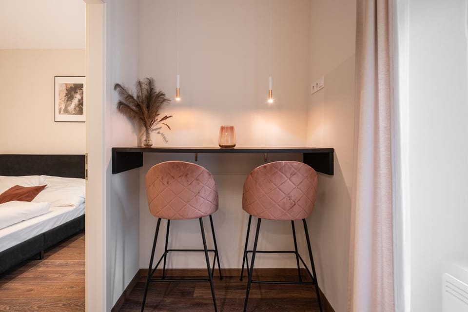 Bed, Photo of the whole room, Seating area