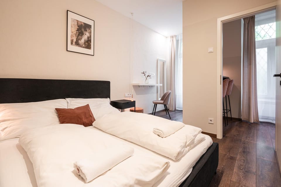 Bed, Bedroom, towels