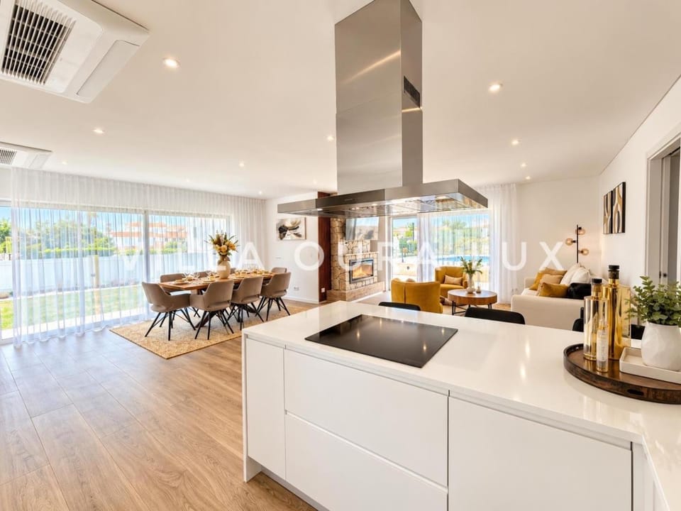 Kitchen or kitchenette, Living room, Seating area, Dining area