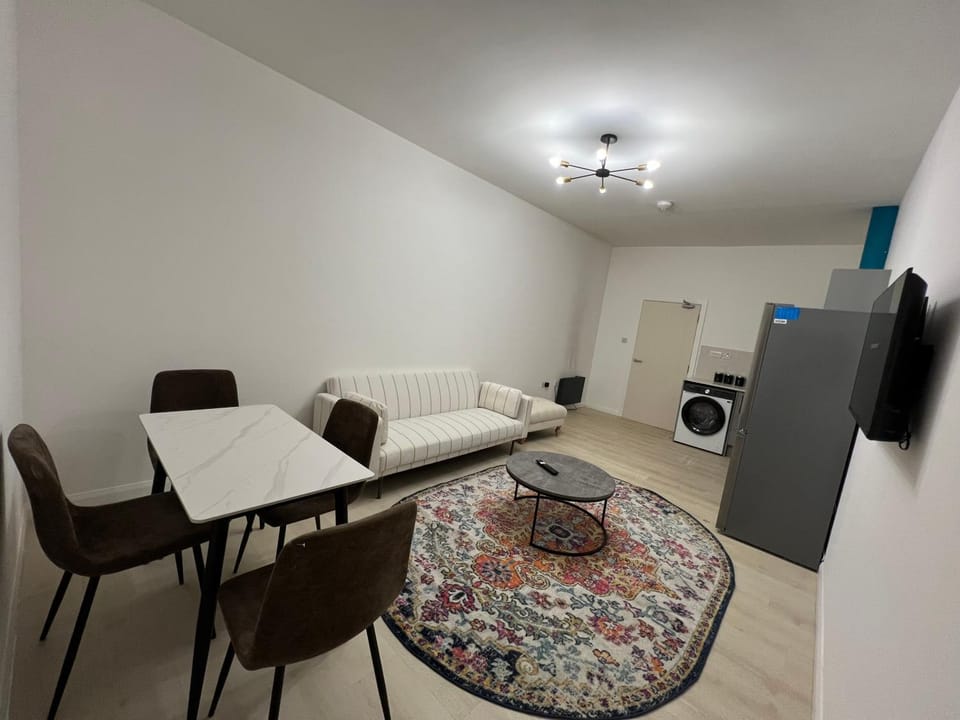 Apartment 3 by SJP - Central Location - Near Station - Sleeps 3 Apartment in Kettering