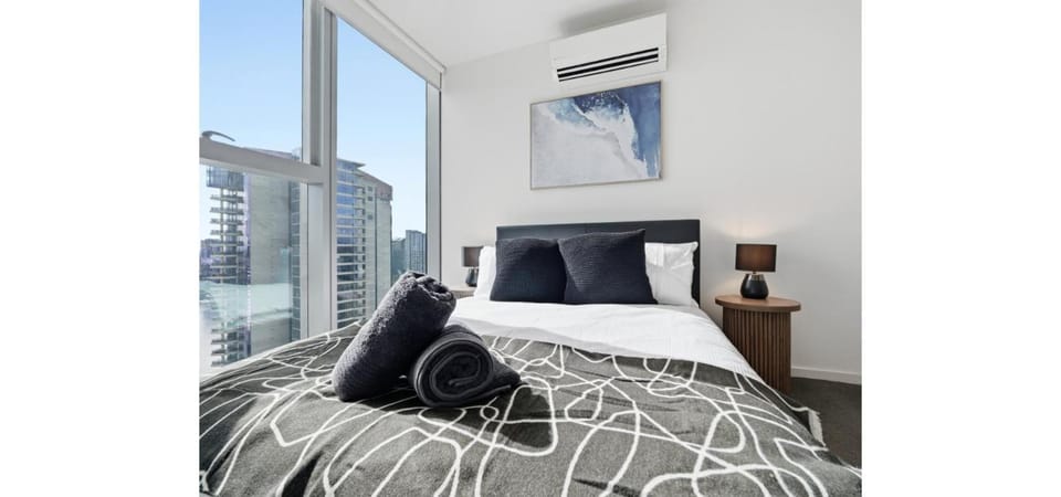 Docklands Luxe Escape 2 Bed 2 Bath Apartment Harbour & City Skyline Views Free Secure Parking Apartment in Melbourne