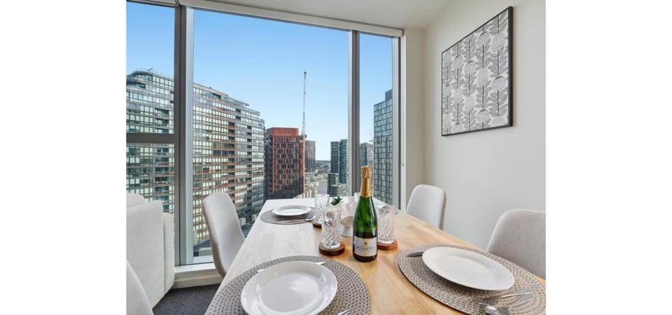 Docklands Luxe Escape 2 Bed 2 Bath Apartment Harbour & City Skyline Views Free Secure Parking Apartment in Melbourne