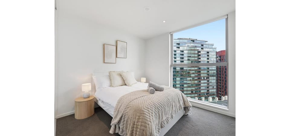 Docklands Luxe Escape 2 Bed 2 Bath Apartment Harbour & City Skyline Views Free Secure Parking Apartment in Melbourne