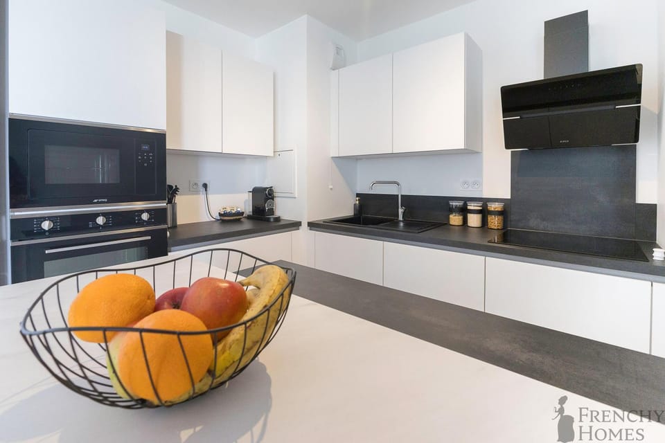 Coffee/tea facilities, dishwasher, microwave, oven, stove, toaster, toaster