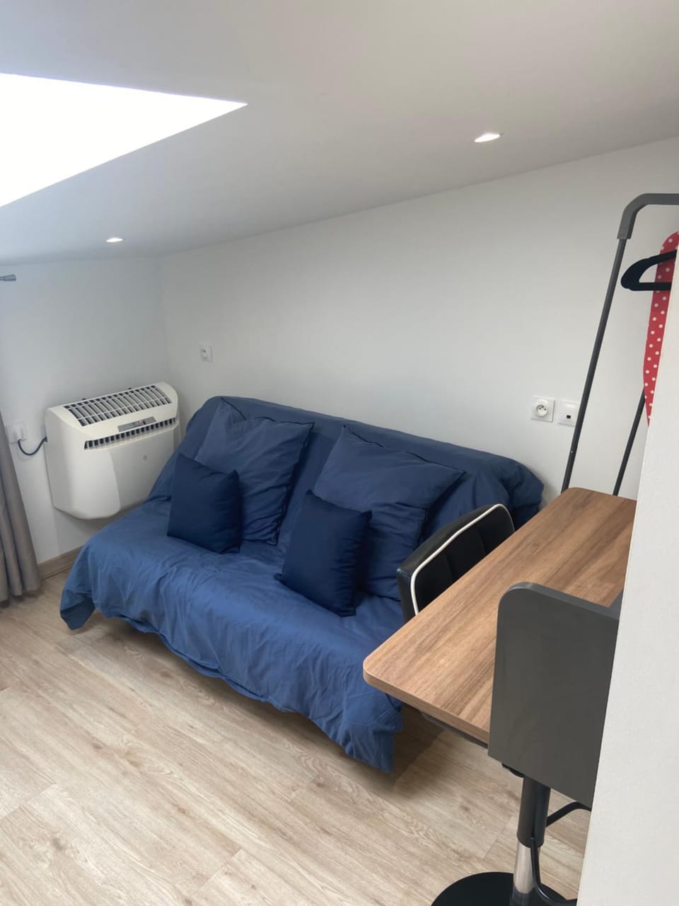Bed, Living room