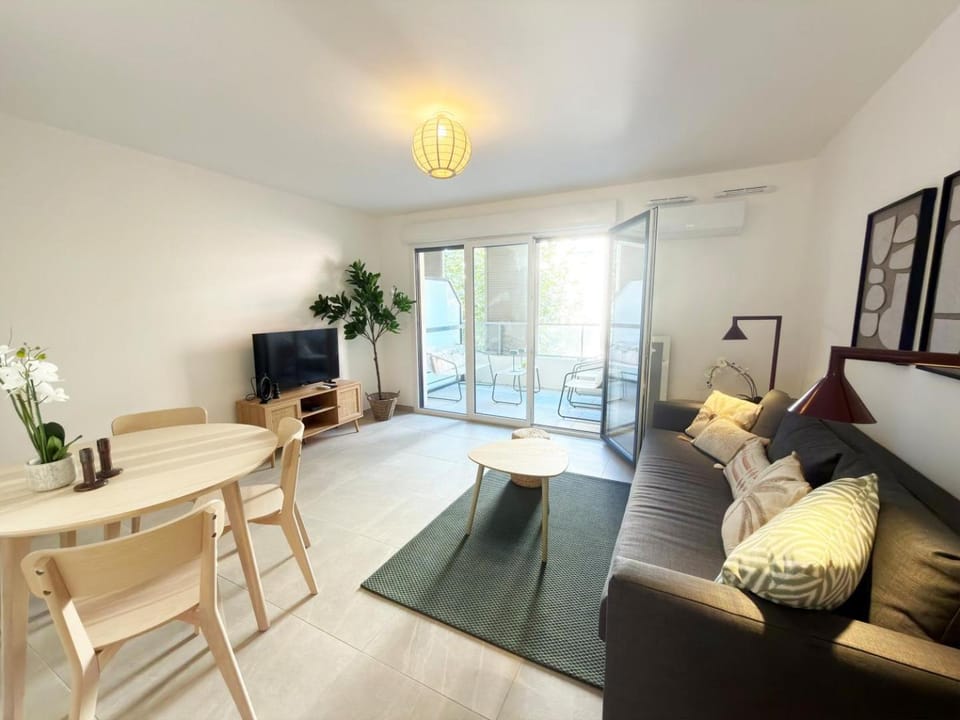 TV and multimedia, Living room, Dining area