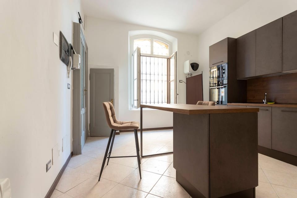 Kitchen or kitchenette, Dining area, oven