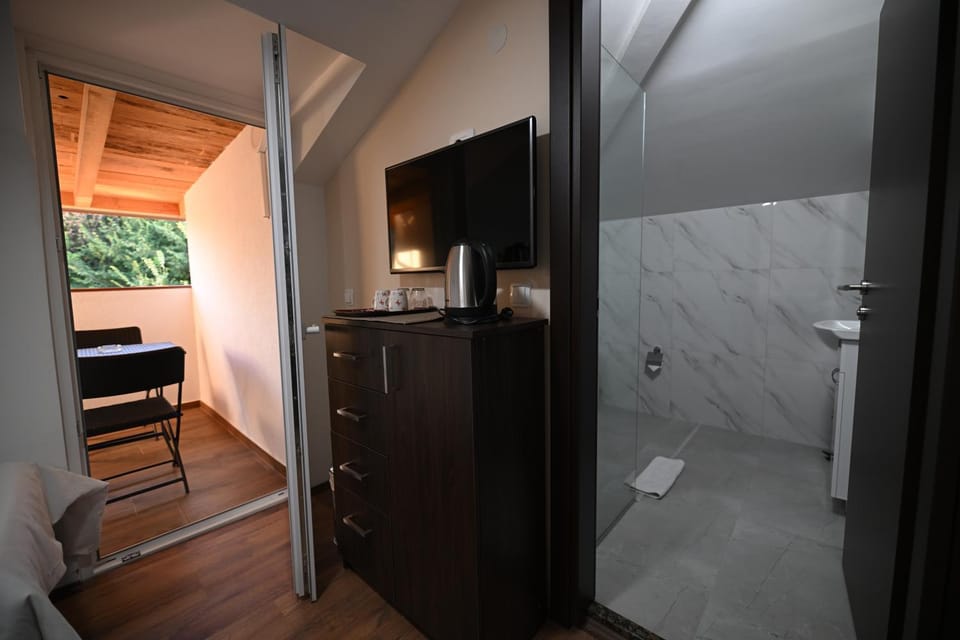 Bathroom, TV and multimedia, Kitchen or kitchenette