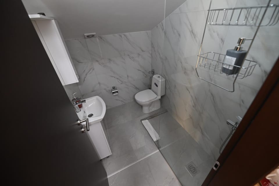 Shower, Toilet, Bathroom, towels