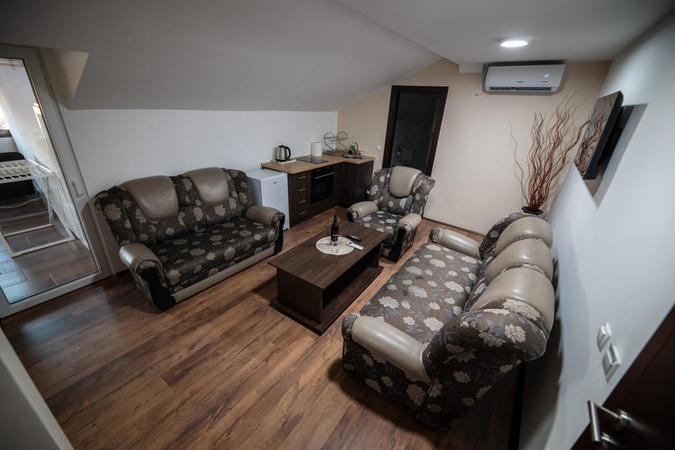 TV and multimedia, Living room, Seating area, Evening entertainment, air conditioner