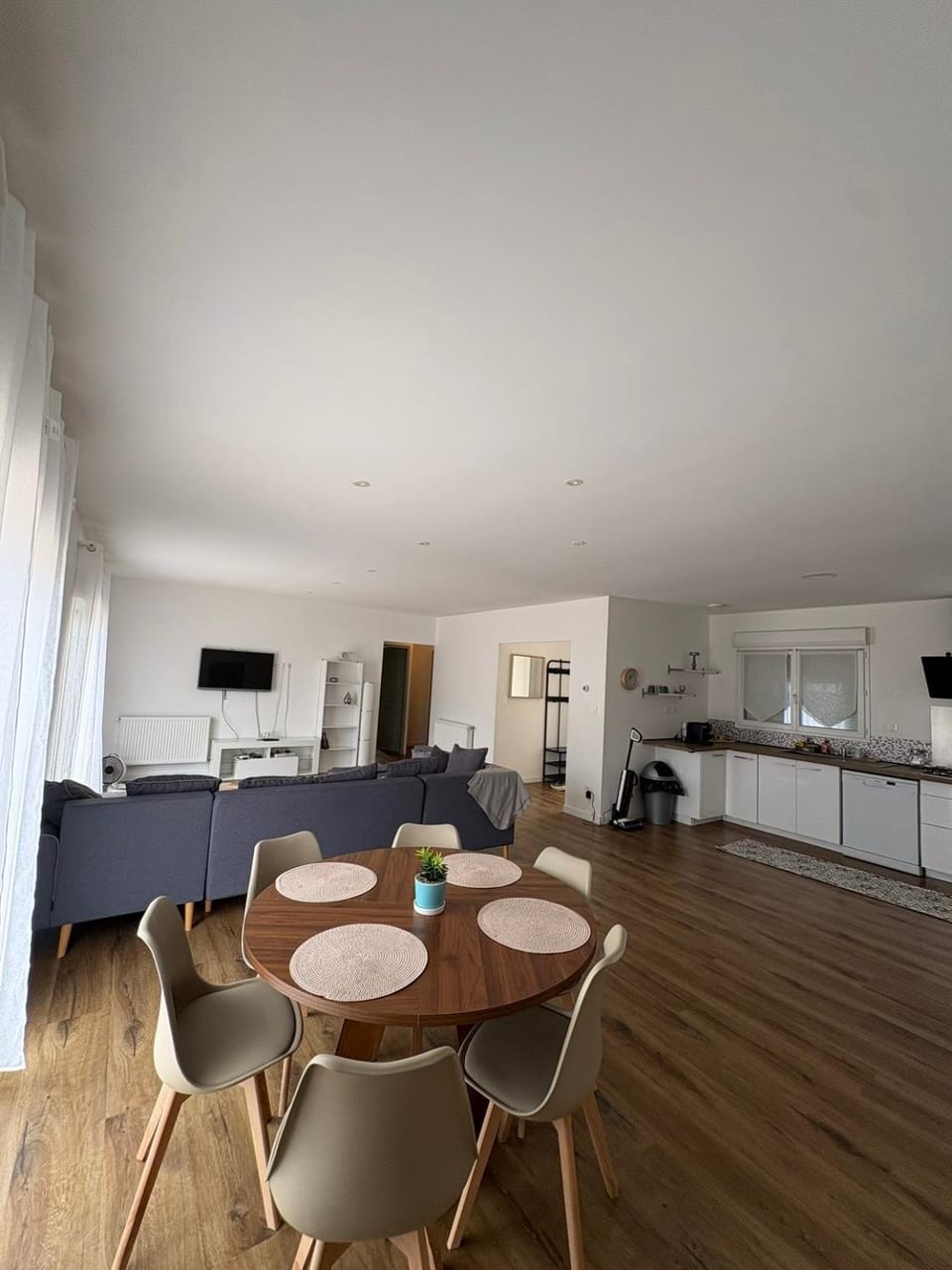 Communal lounge/ TV room, Kitchen or kitchenette, Living room
