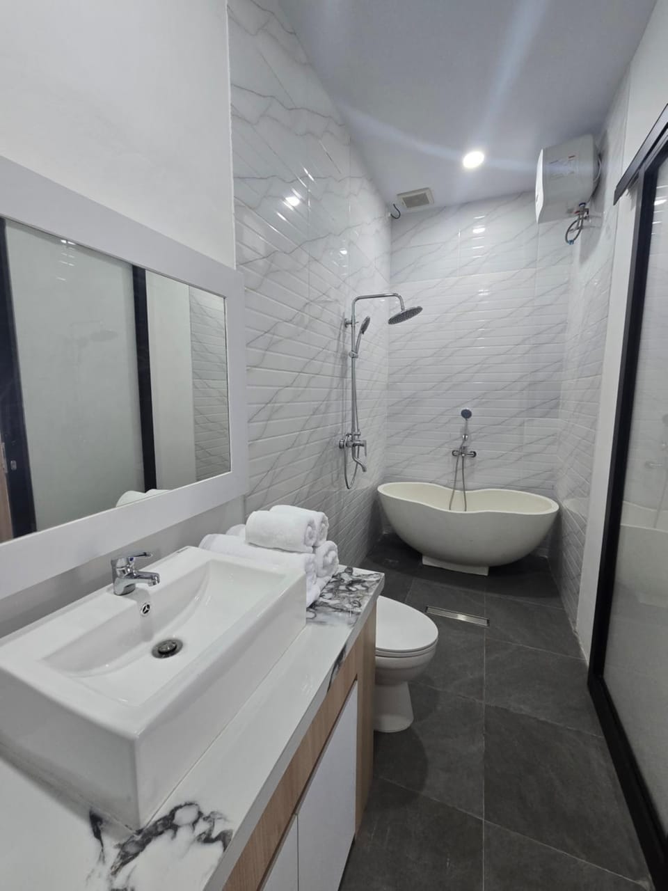Shower, Toilet, Bathroom, Bath, bidet, towels