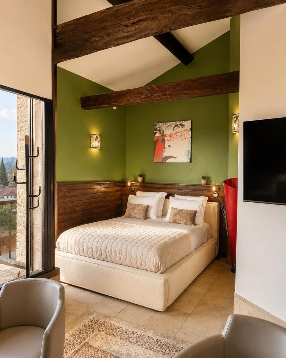Bed, TV and multimedia, Photo of the whole room, Bedroom