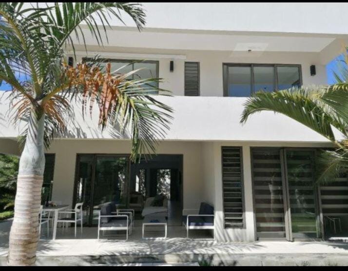 Modern villa, with pool, 5 minutes walk to beach Villa in Grand Baie