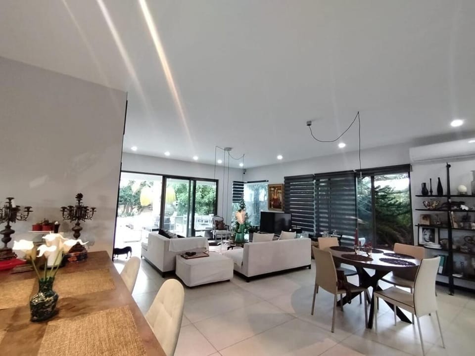 Modern villa, with pool, 5 minutes walk to beach Villa in Grand Baie