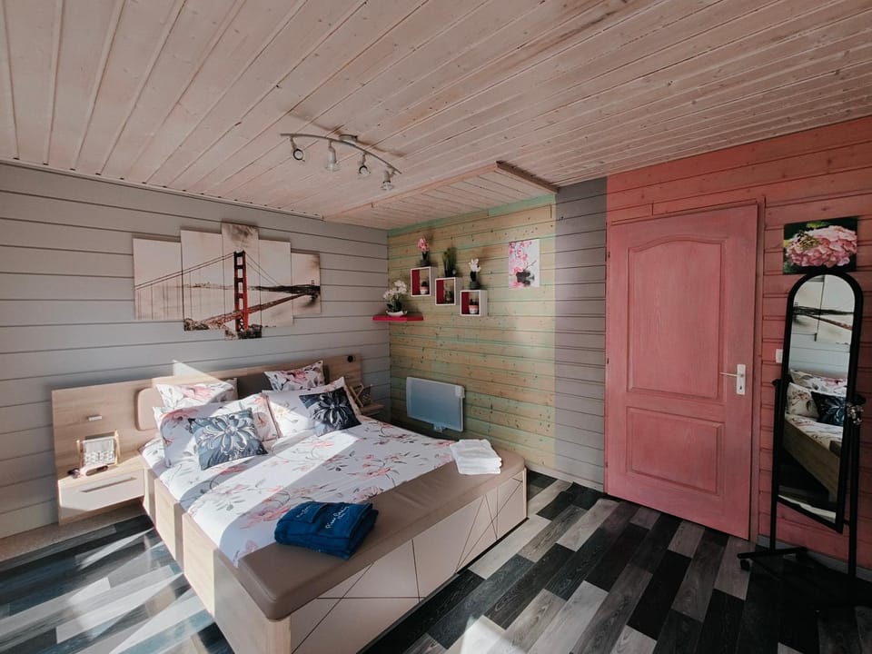 Bed, Photo of the whole room, towels, wardrobe