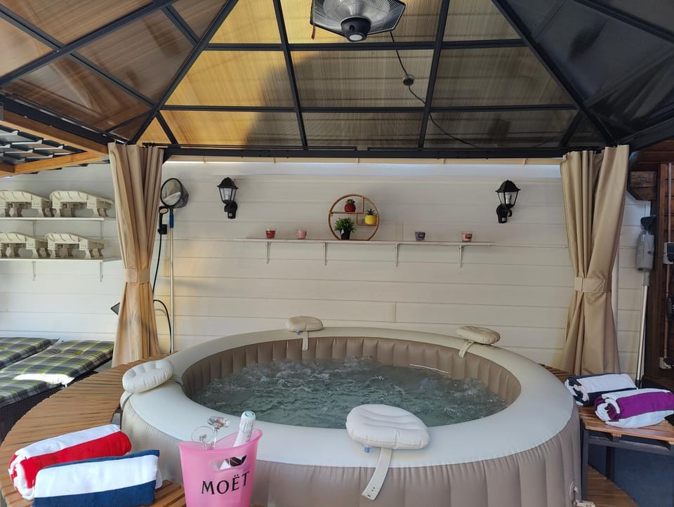 Hot Tub, Hot Tub