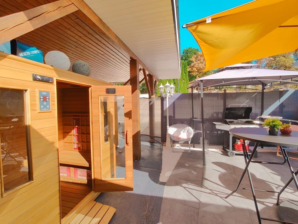 Patio, Sauna, Sauna, Dining area
