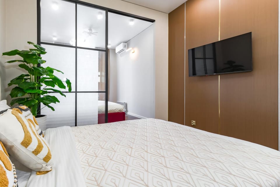 Bed, TV and multimedia, Bedroom