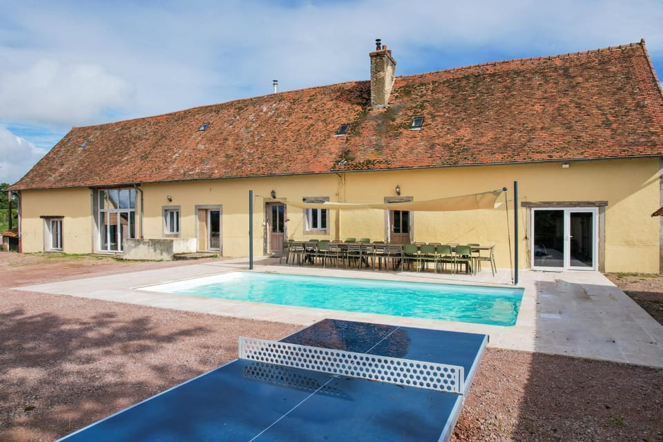So Villa Chez Pommet 03 - Piscine chauffee - Basket - Sauna 2h Lyon - 30p Villa in Auvergne-Rhône-Alpes