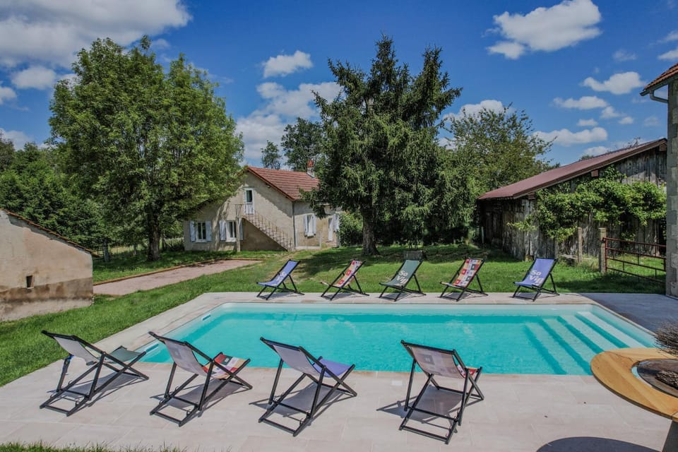 Villa Petit Perrot 03 - Piscine chauffee - Citystade - 2h Lyon - 45p Villa in Auvergne-Rhône-Alpes