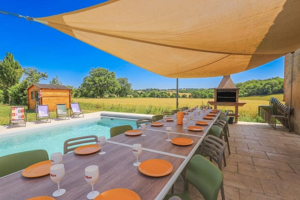 So Villas Fougeres 71 - Piscine chauffee - Basket - 2h de Lyon - 30p Villa in Bourgogne-Franche-Comté