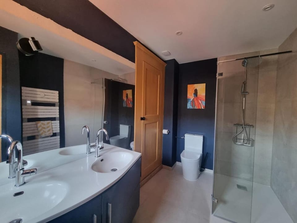 Shower, Toilet, Bathroom, towels