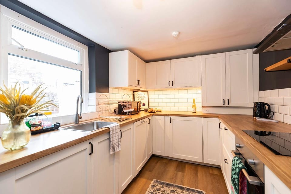 Kitchen or kitchenette, dishwasher, stove