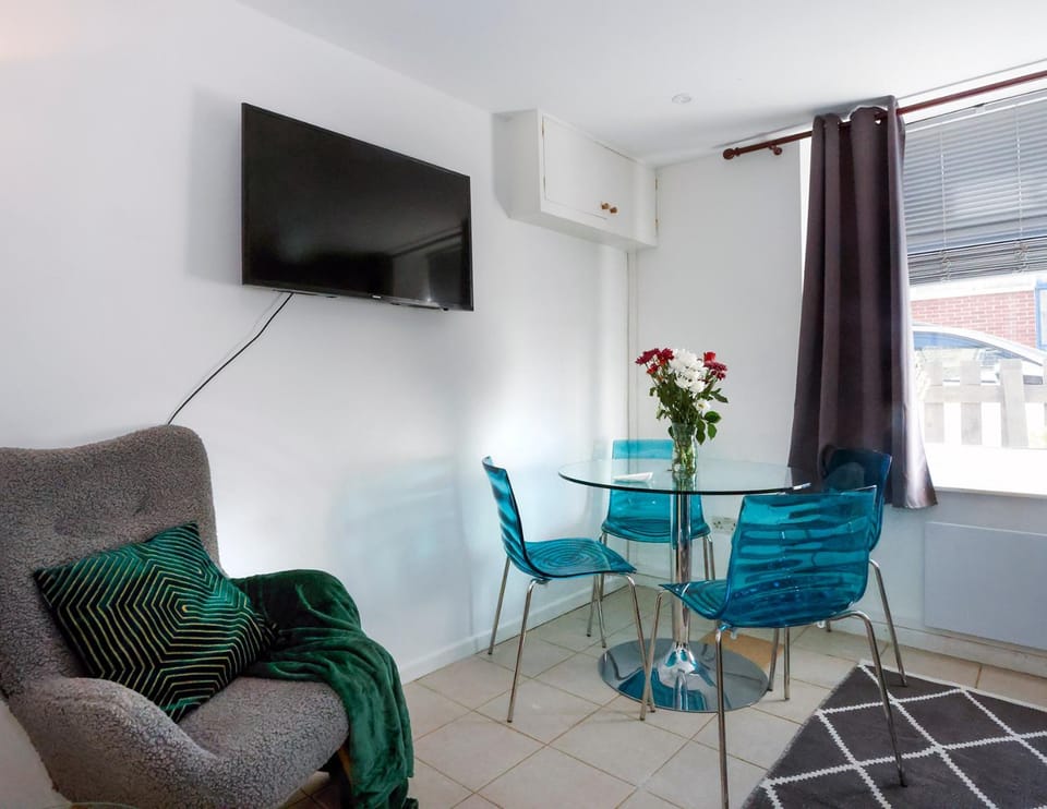 TV and multimedia, Living room, Seating area, Dining area, Evening entertainment