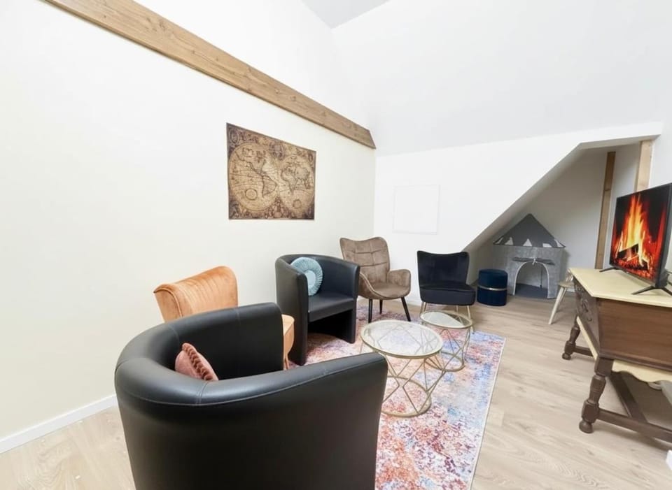 Living room, Seating area