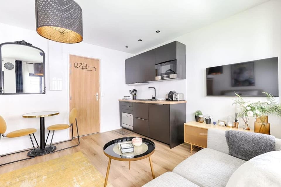 TV and multimedia, Coffee/tea facilities, Kitchen or kitchenette, Living room, Seating area, Dining area, oven