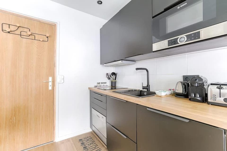 Coffee/tea facilities, Kitchen or kitchenette, oven, stove, toaster