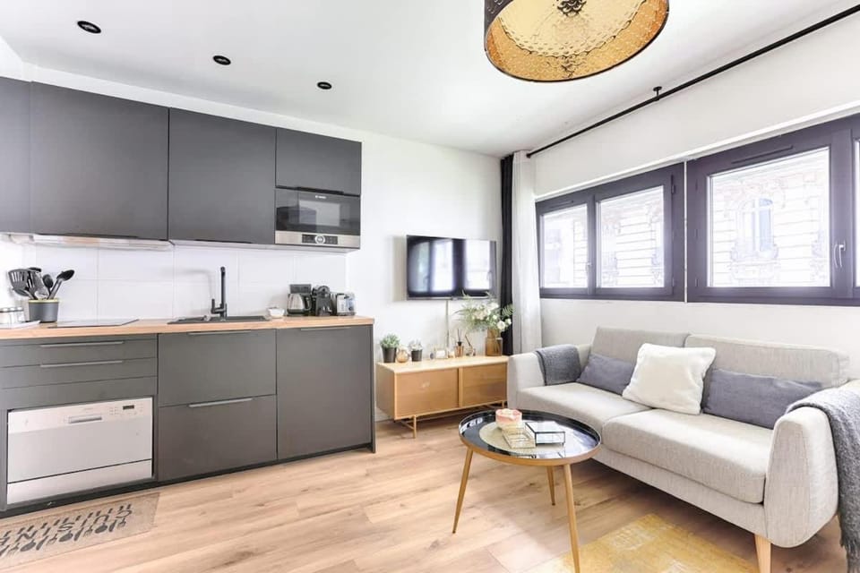 Kitchen or kitchenette, Seating area, stove