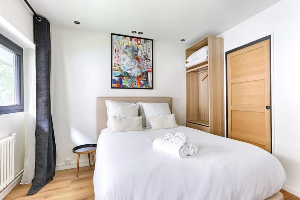 Bed, Photo of the whole room, Bedroom, towels, wardrobe