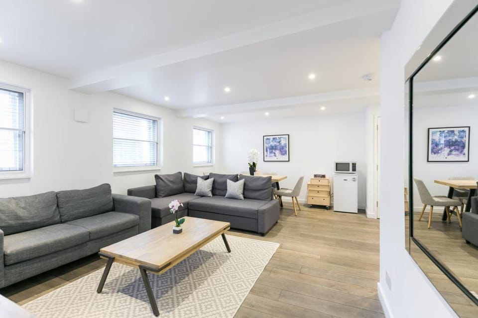 Kitchen or kitchenette, Living room, Seating area