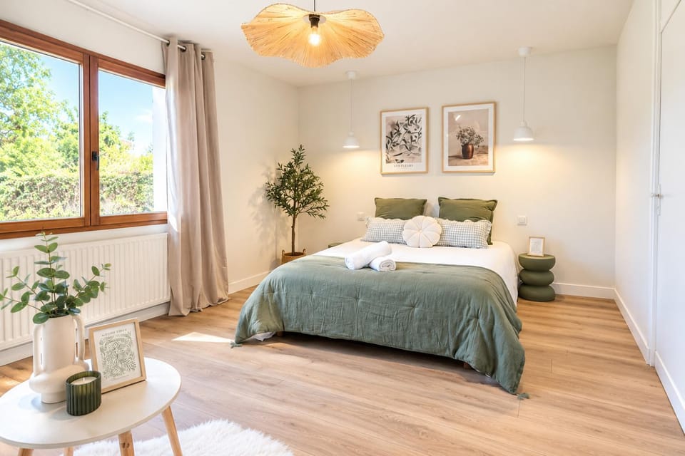 Photo of the whole room, Bedroom