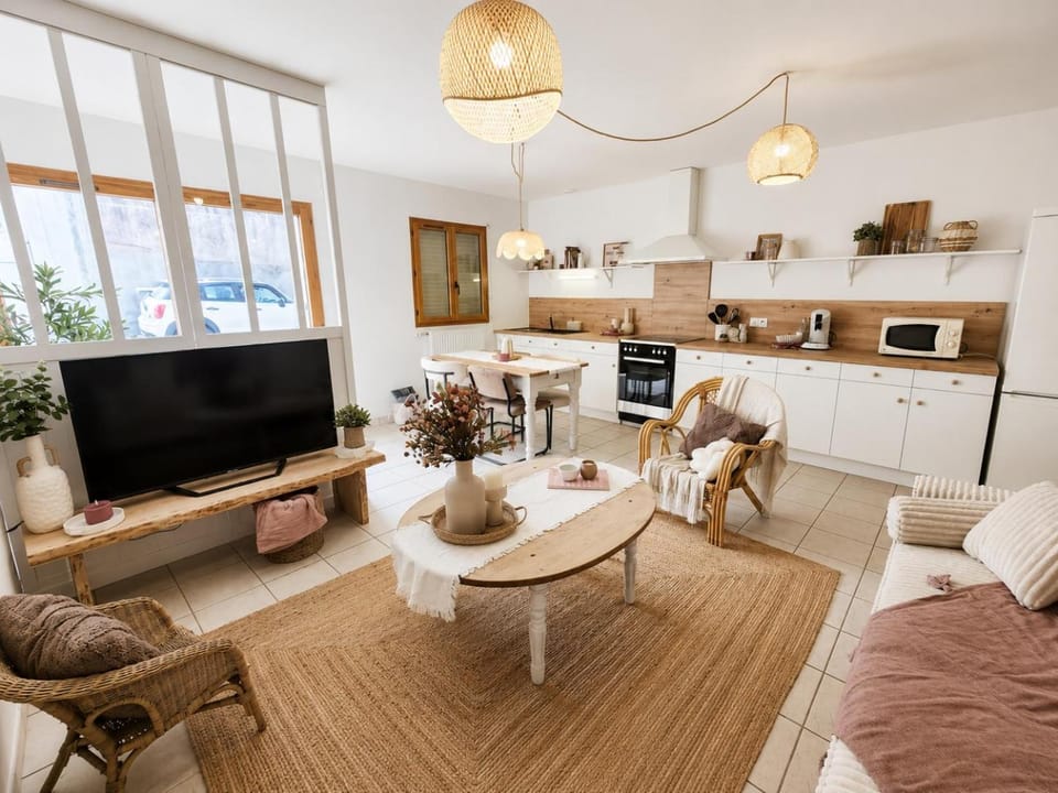 TV and multimedia, Kitchen or kitchenette, Living room, Dining area, stove