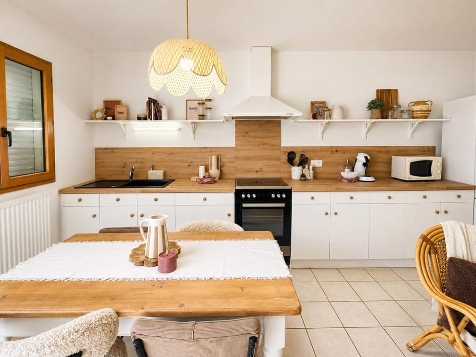 Kitchen or kitchenette, Dining area, oven