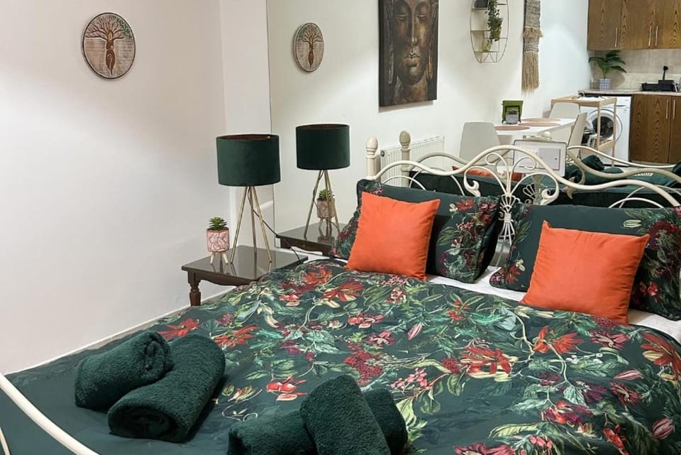 Bed, Bedroom, towels