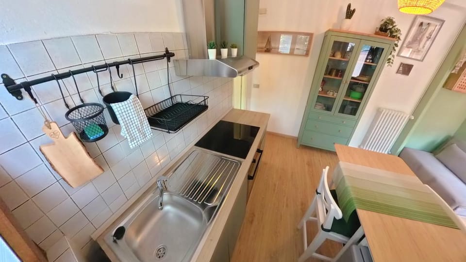Kitchen or kitchenette, Dining area, stove