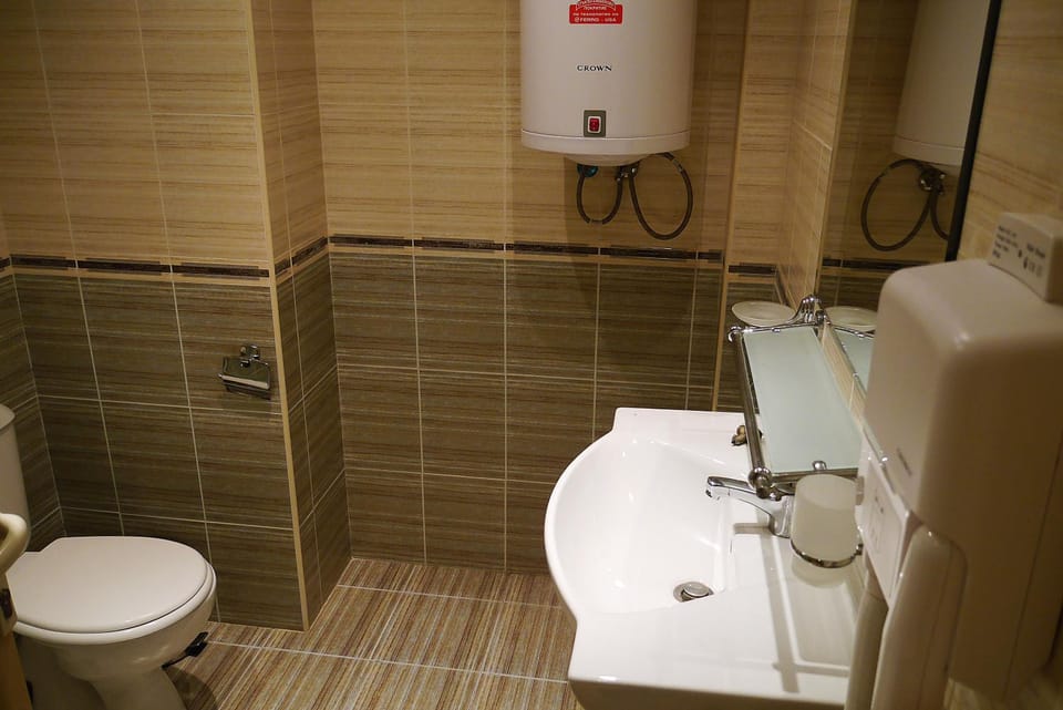 Shower, Toilet