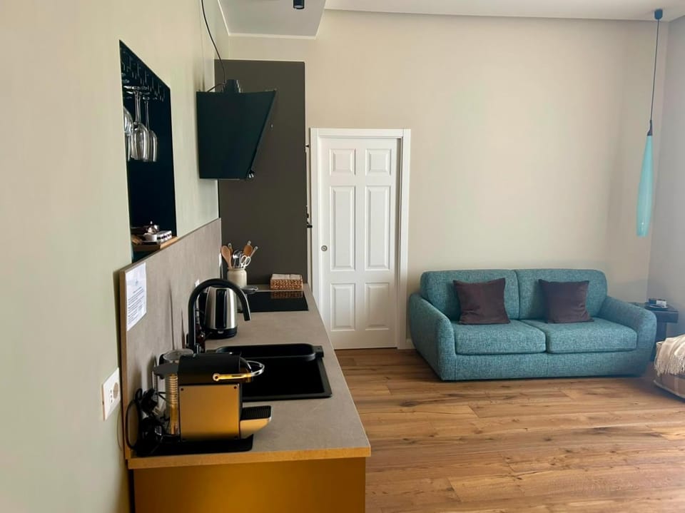 Coffee/tea facilities, Kitchen or kitchenette, Seating area, Dining area