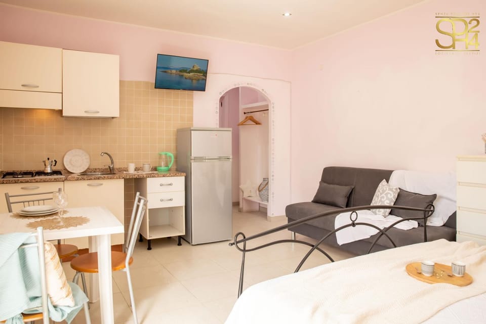 Bed, Kitchen or kitchenette, Living room, Dining area
