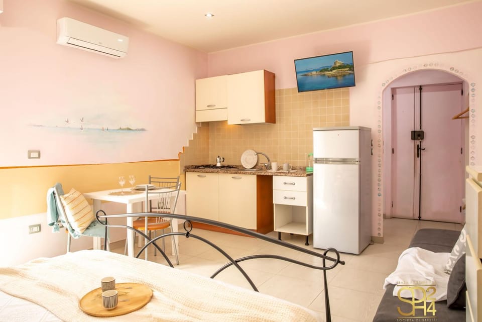 Kitchen or kitchenette, Dining area, air conditioner
