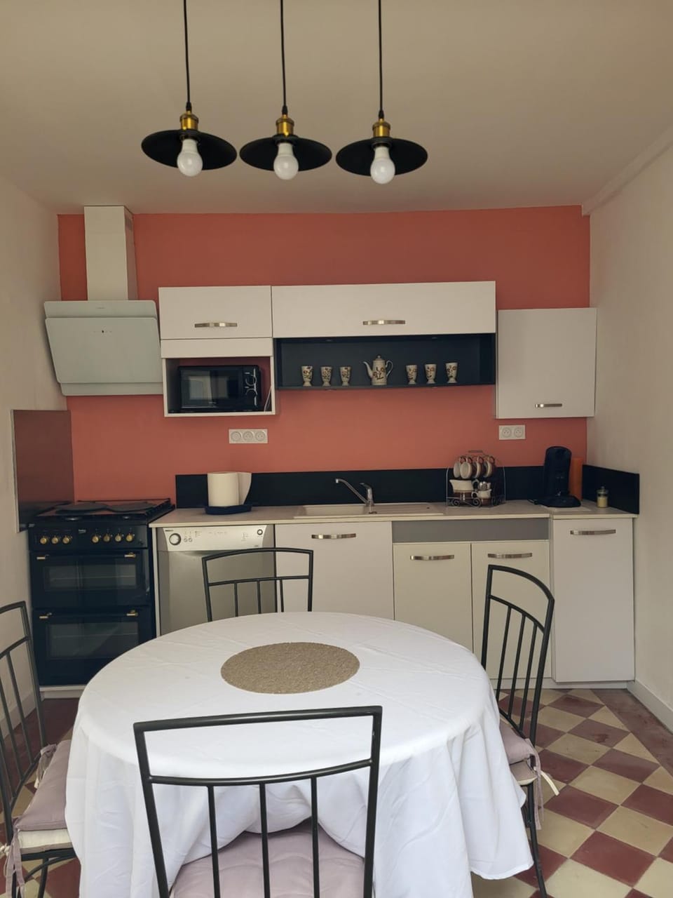 Kitchen or kitchenette, Dining area