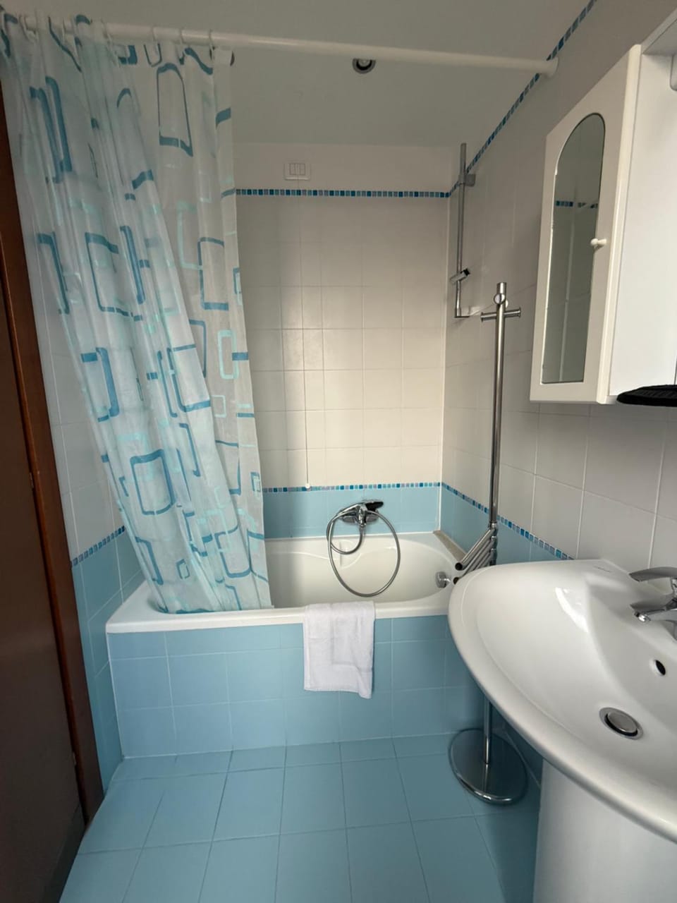 Shower, Bathroom, Bath, towels