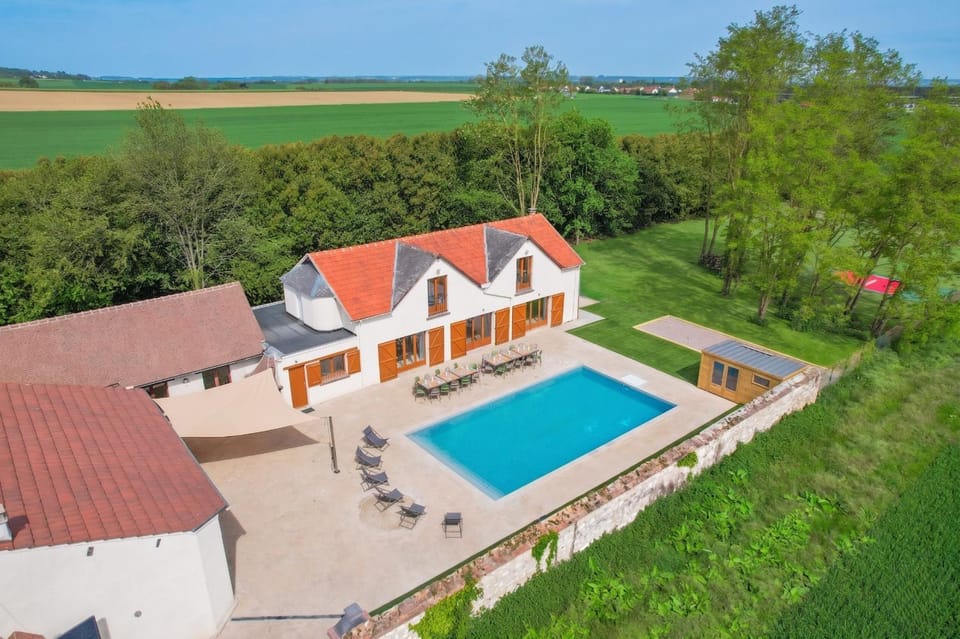 So Villas Villeblevin 89 - Piscine chauffee - Basket - 2h de Paris - 30p Villa in Bourgogne-Franche-Comté