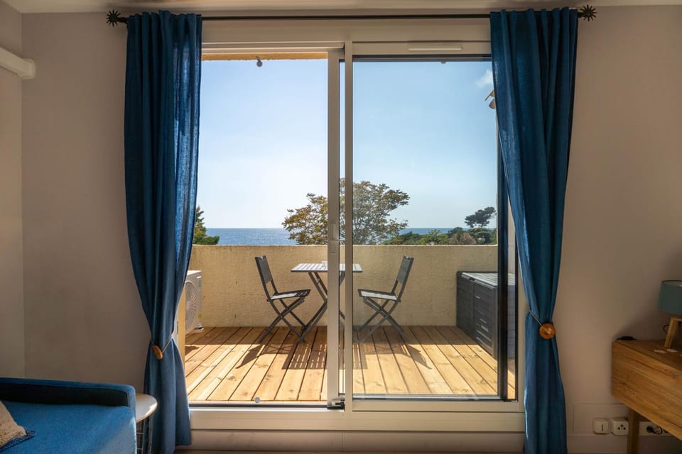 Natural landscape, View (from property/room), Balcony/Terrace, Living room, Seating area, Dining area, Sea view